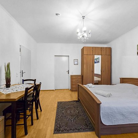 Spacious Three-Bedroom, Three King-Size Beds Vienne Extérieur photo